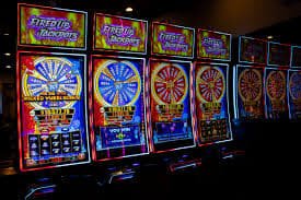 Antarmuka permainan Texas Poker di platform spin slot dengan live-dealer dan tabel interaktif