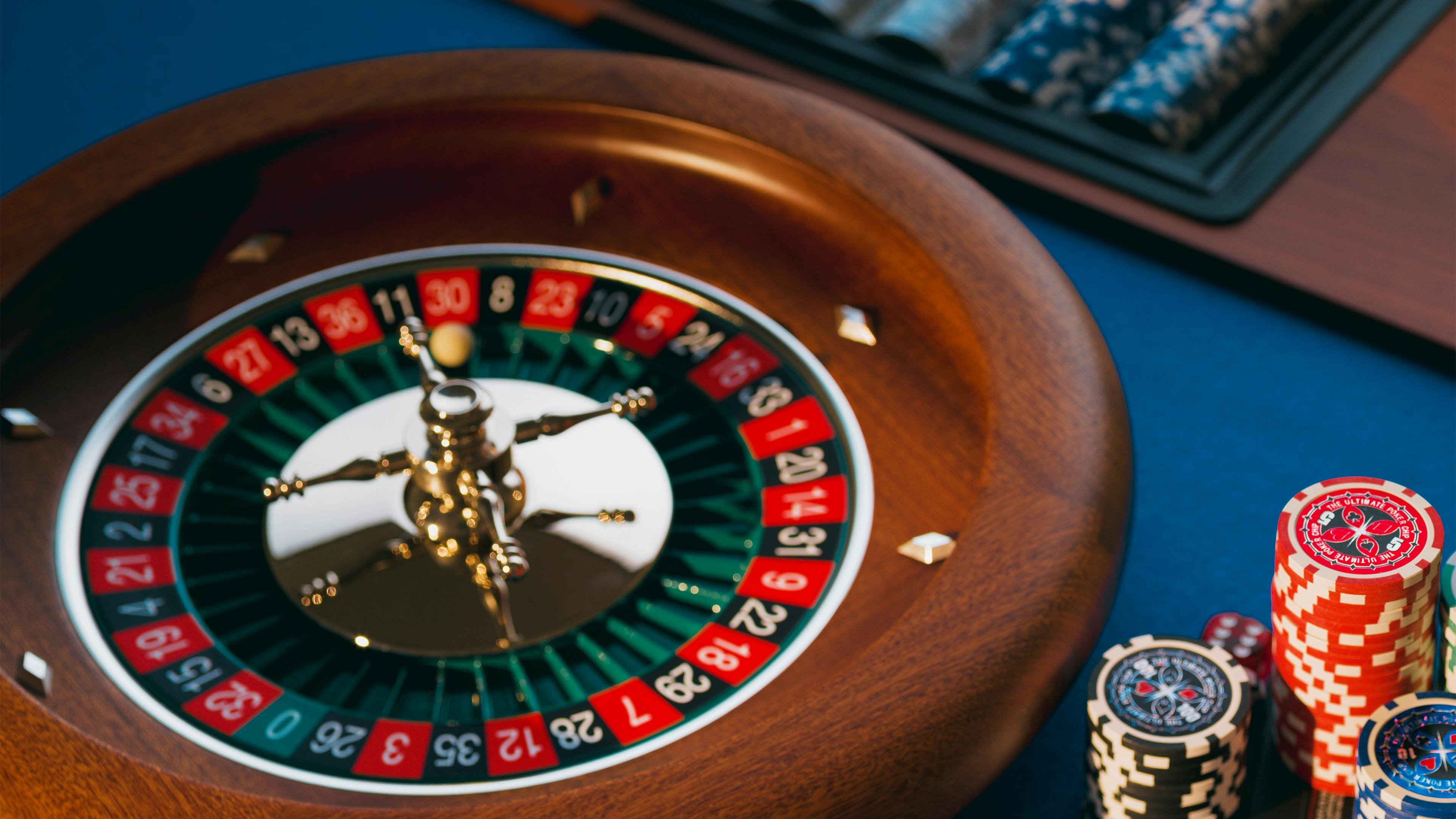 Antarmuka permainan Galactic Gems di platform spin slot dengan simbol-simbol berharga dan tema futuristik